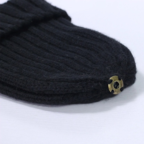 ✨SALE✨ Pom Pom Beanie - Picture 3 of 4